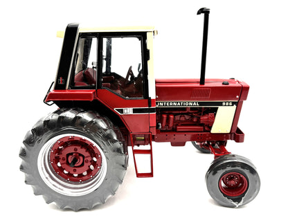 1/16 International 986 with Cab and 720 Plow