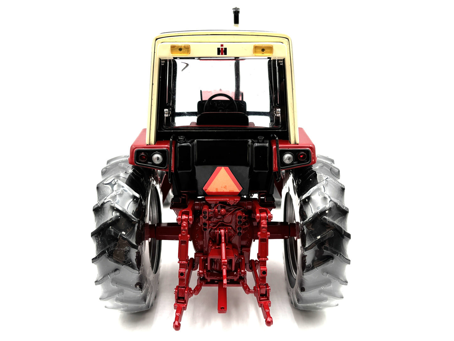 1/16 International 986 with Cab and 720 Plow