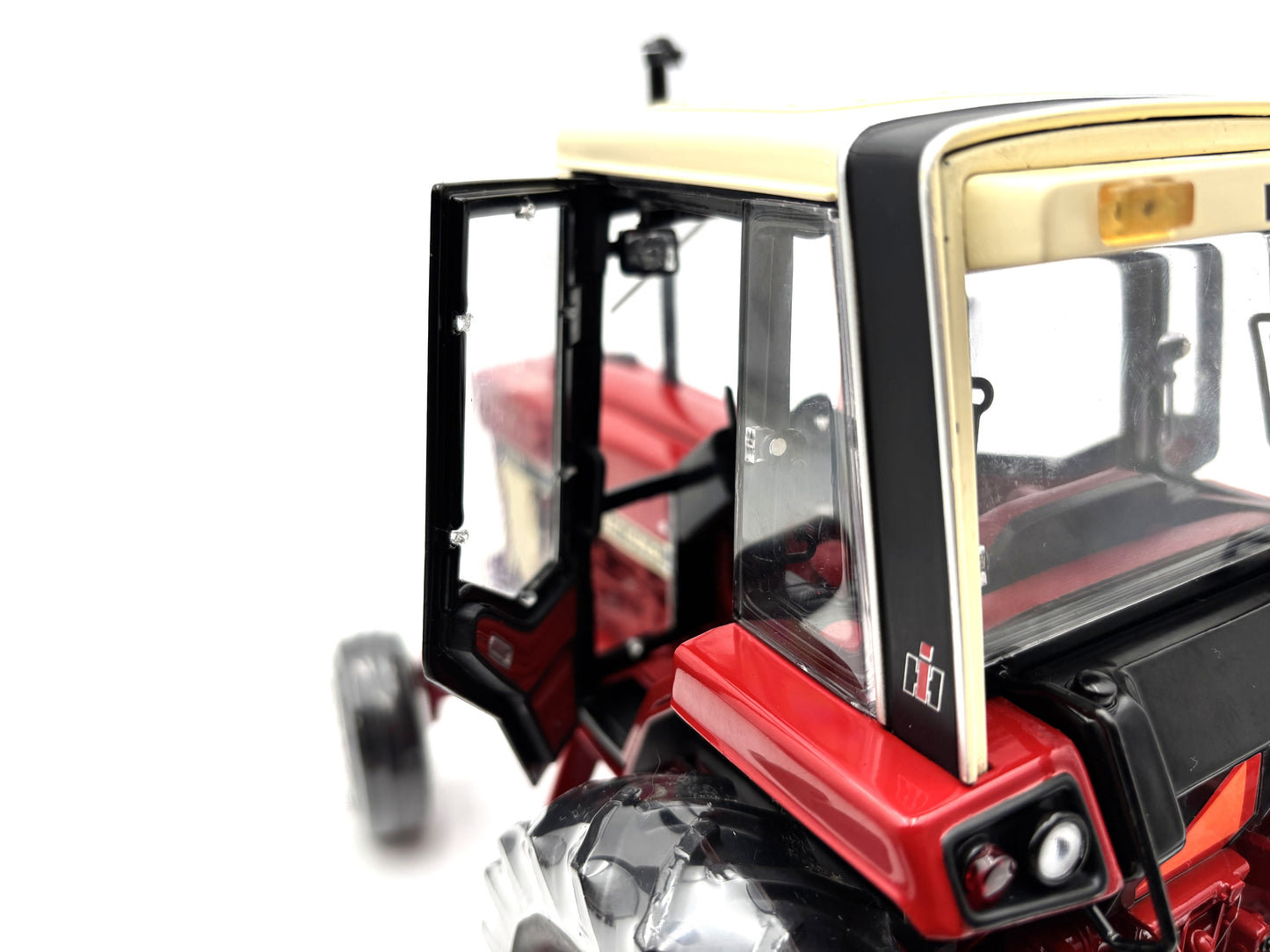 1/16 International 986 with Cab and 720 Plow