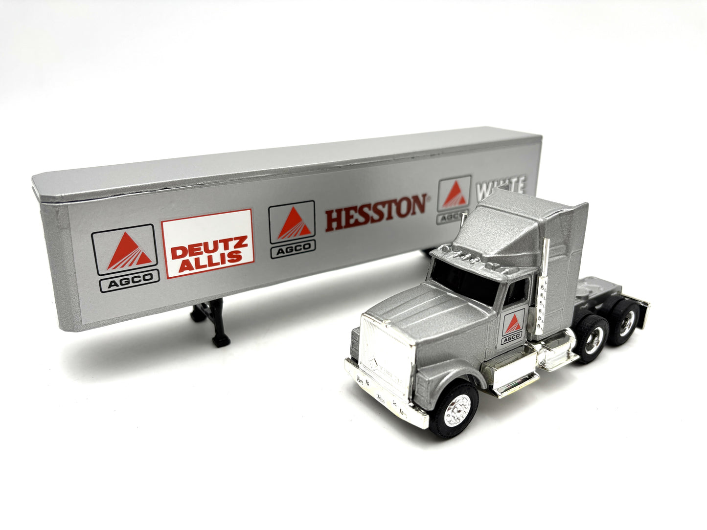 1/64 International Agco Truck Set