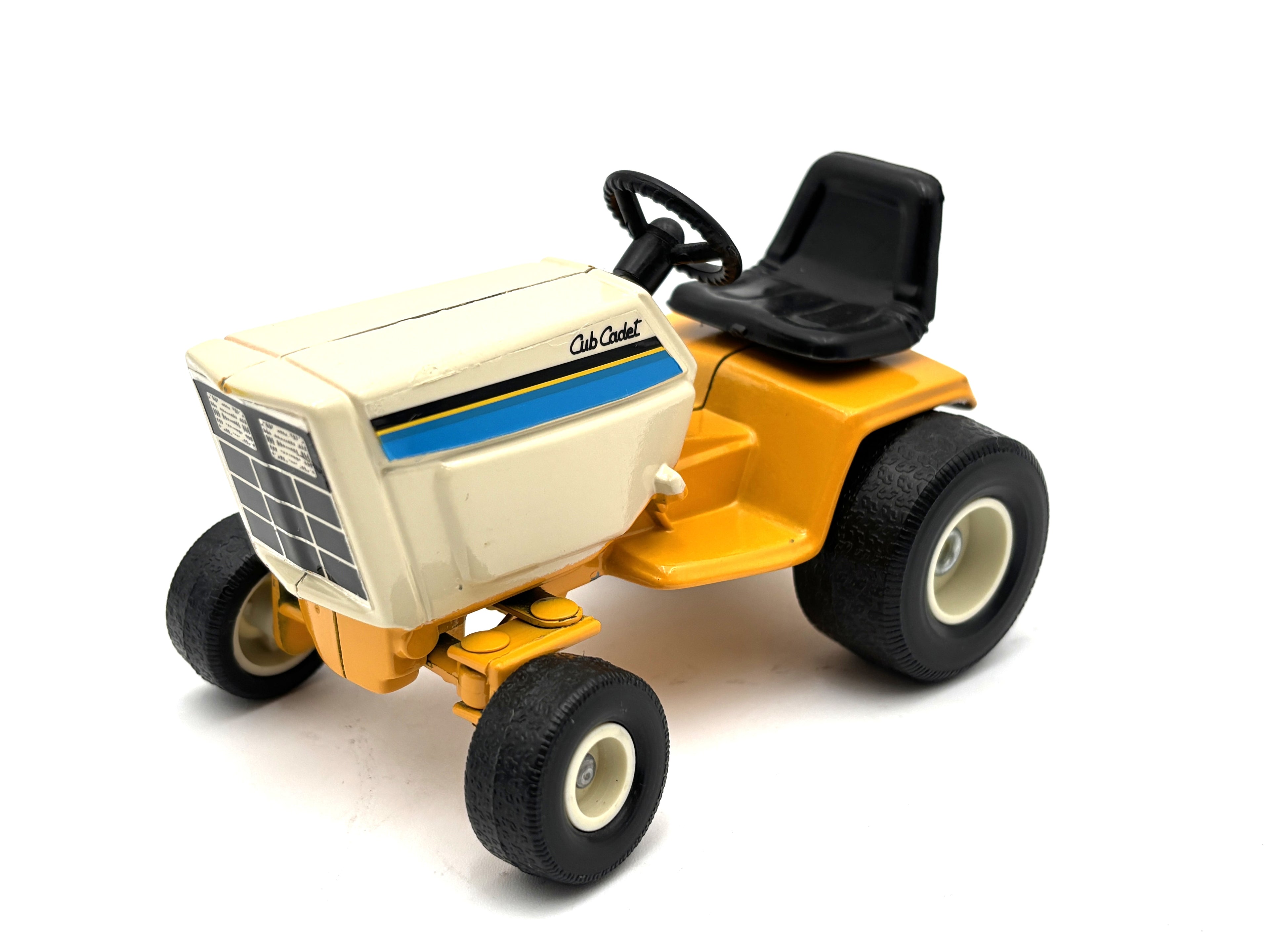 1/16 International Cub Cadet 126 Lawn Tractor