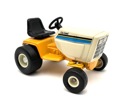 1/16 International Cub Cadet 126 Lawn Tractor