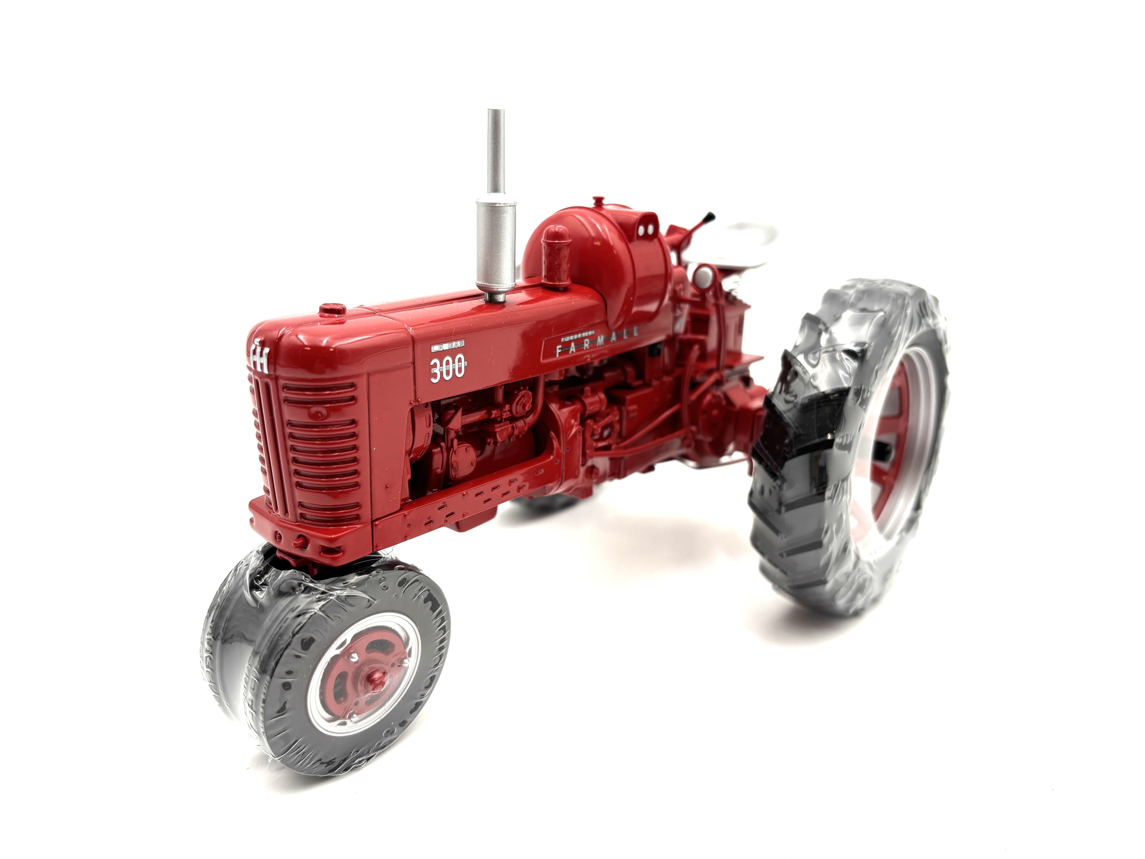 1/16 International Farmall 300 LP