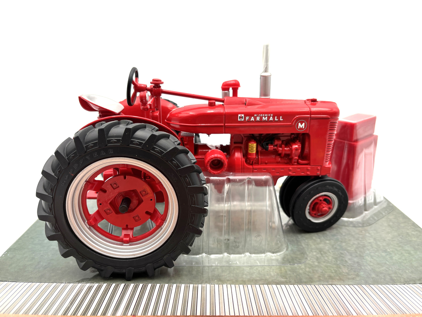 1/16 International Farmall M Resoration Set