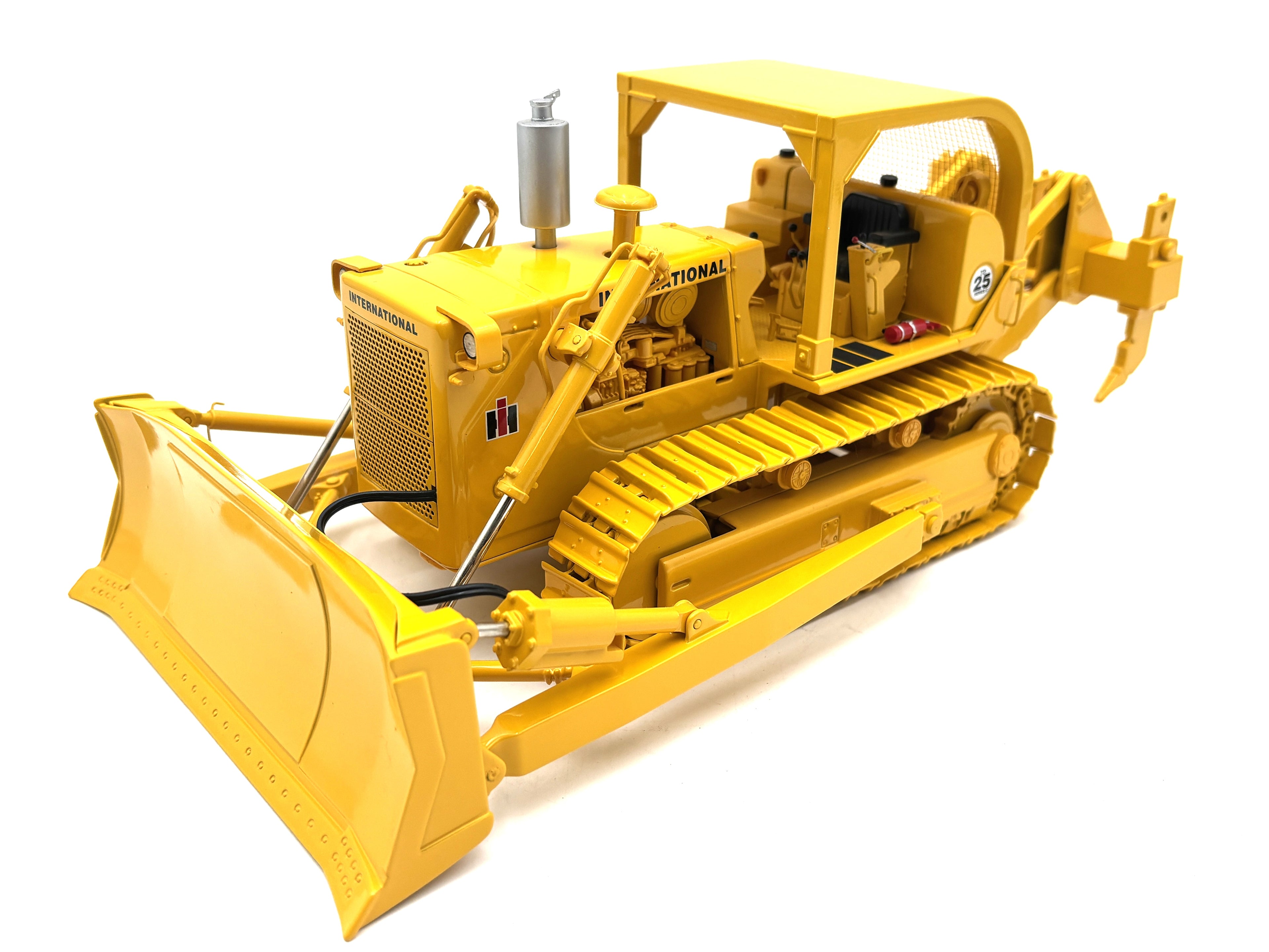 1/25 International TD-25 Crawler