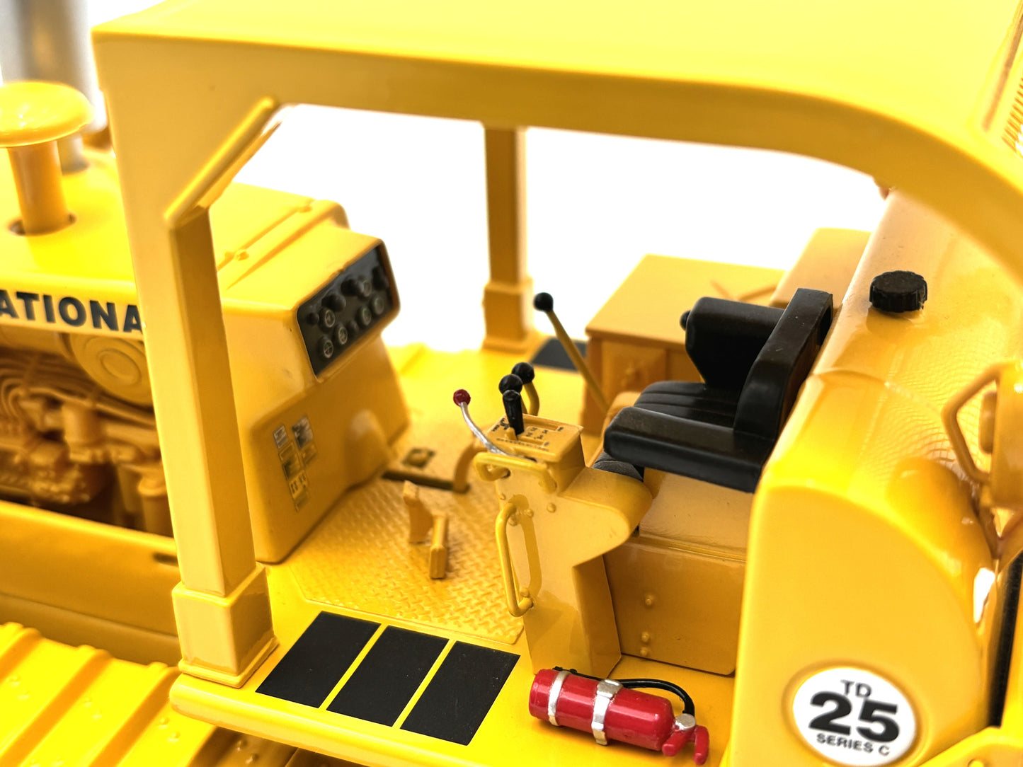 1/25 International TD-25 Crawler