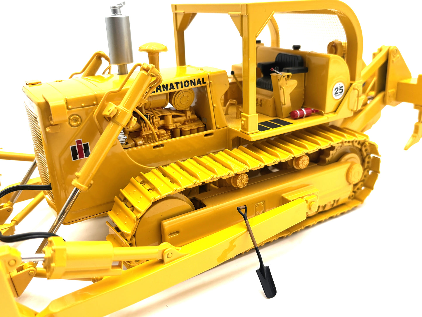 1/25 International TD-25 Crawler