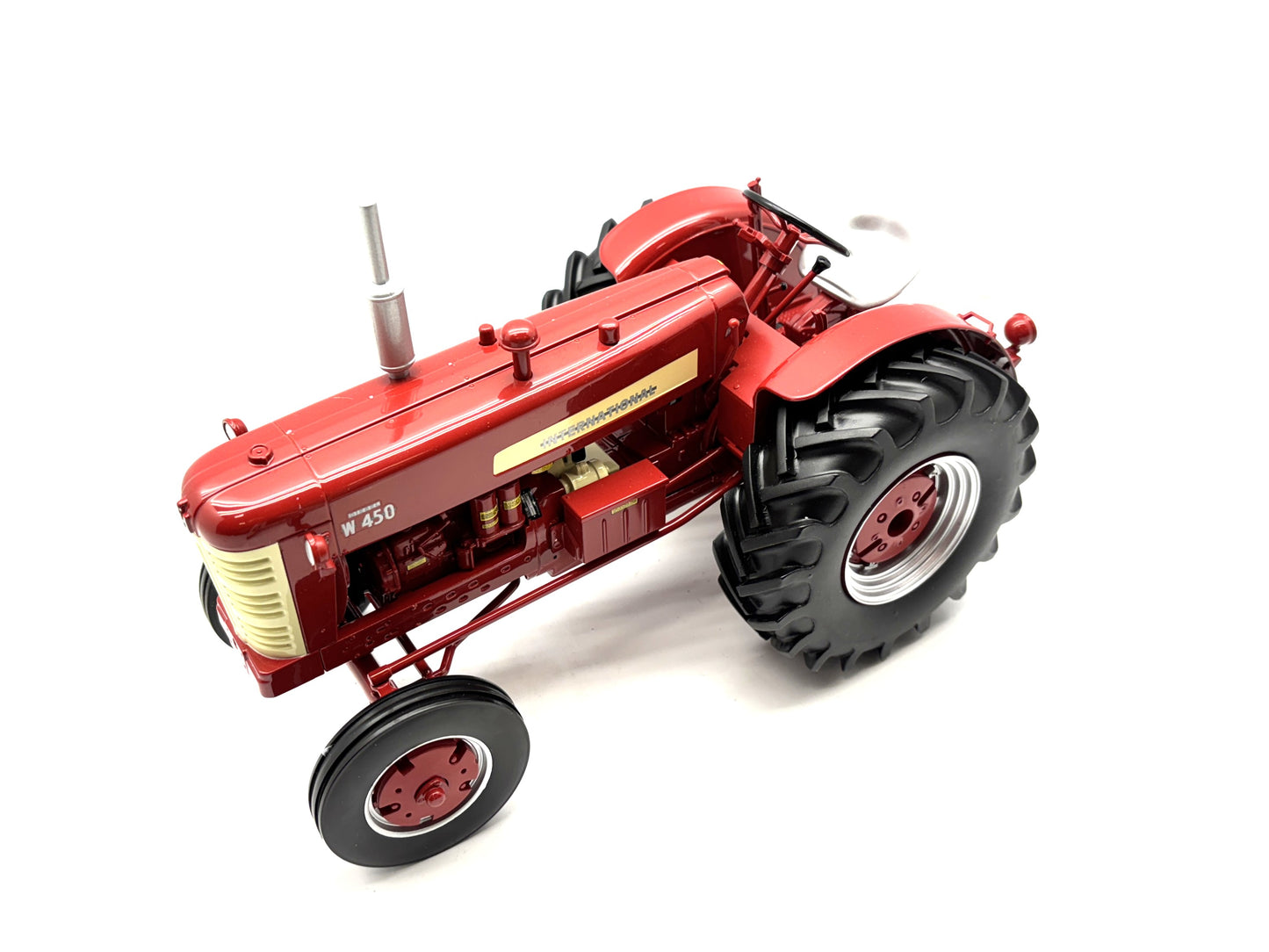 1/16 International W450