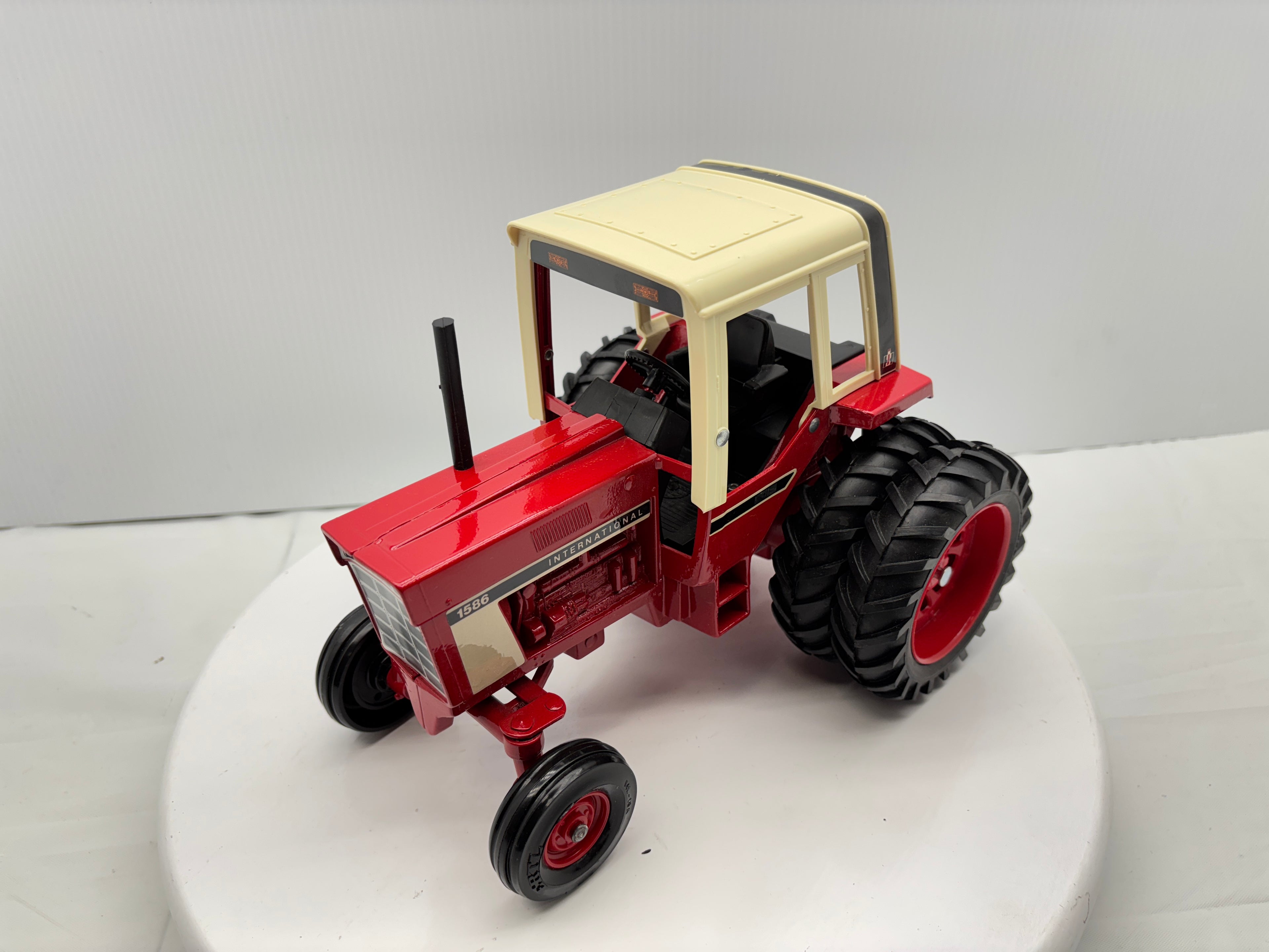 1/16 International 1586