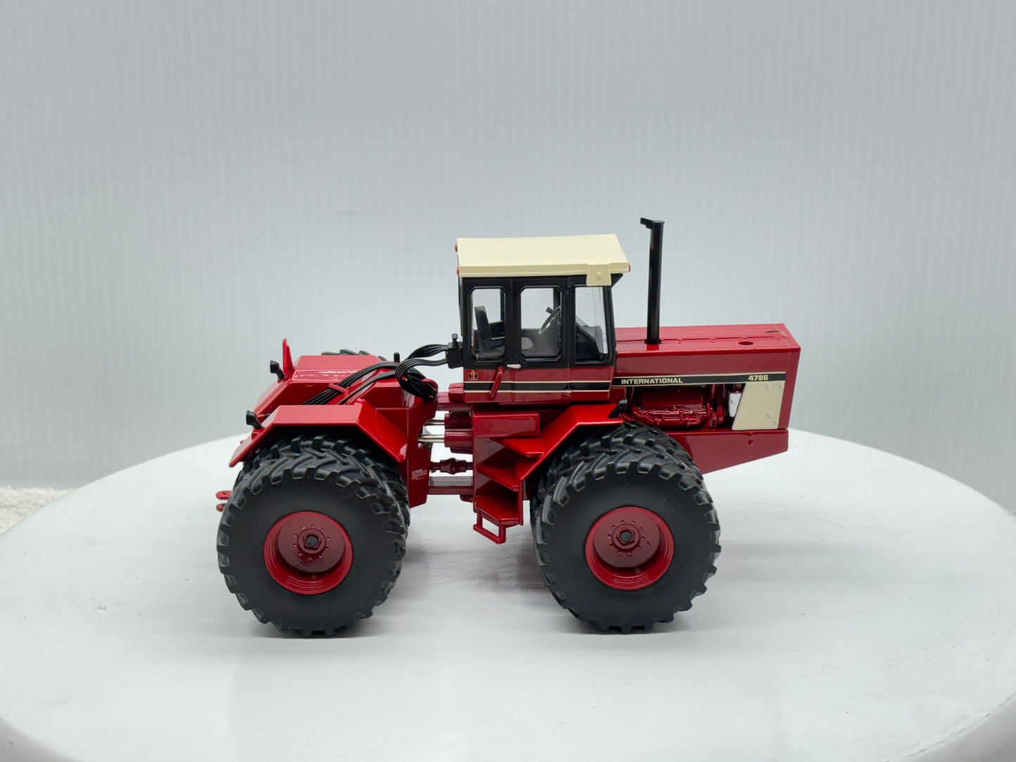 1/32 International 4786 NFTS