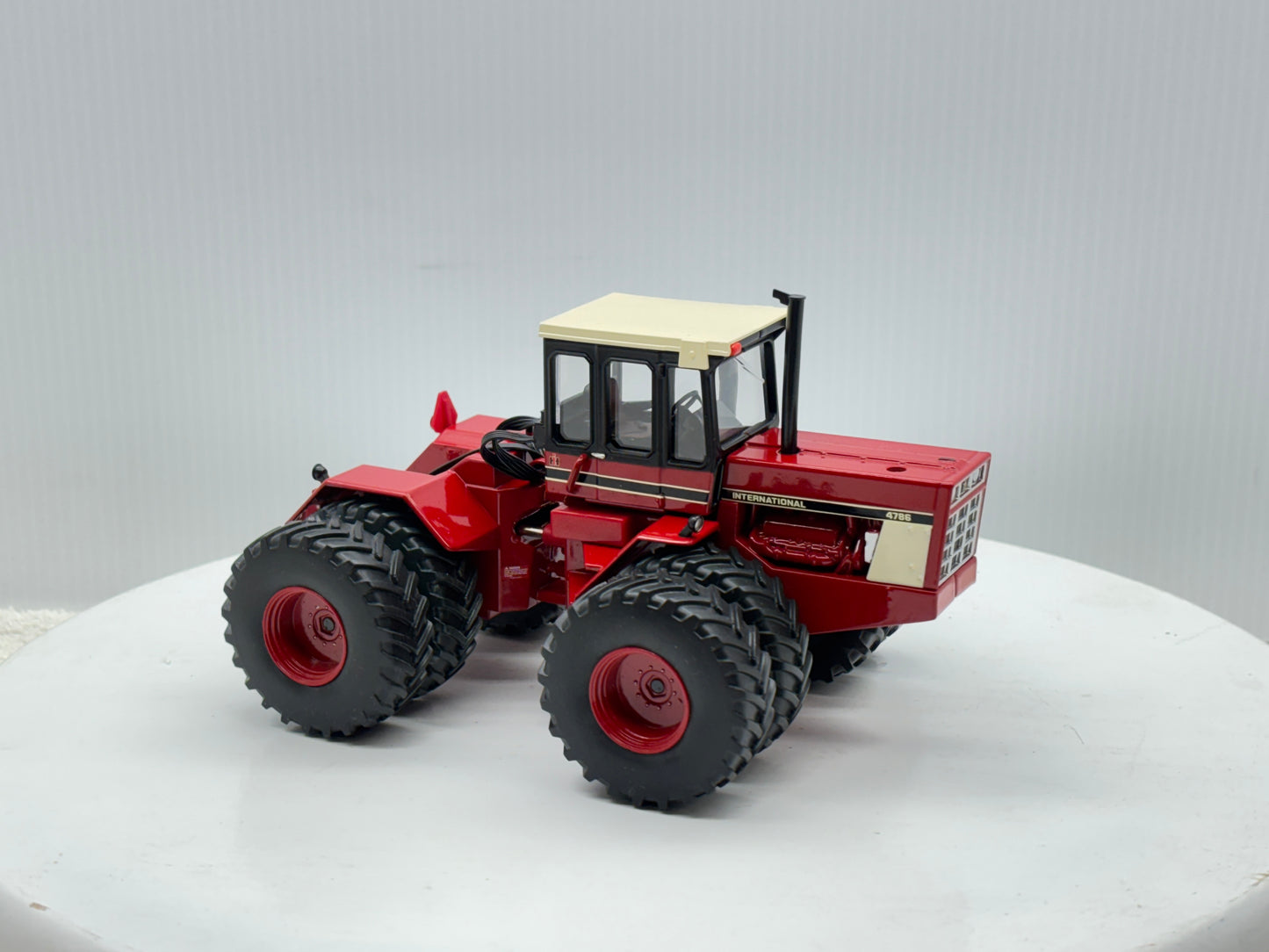 1/32 International 4786 NFTS