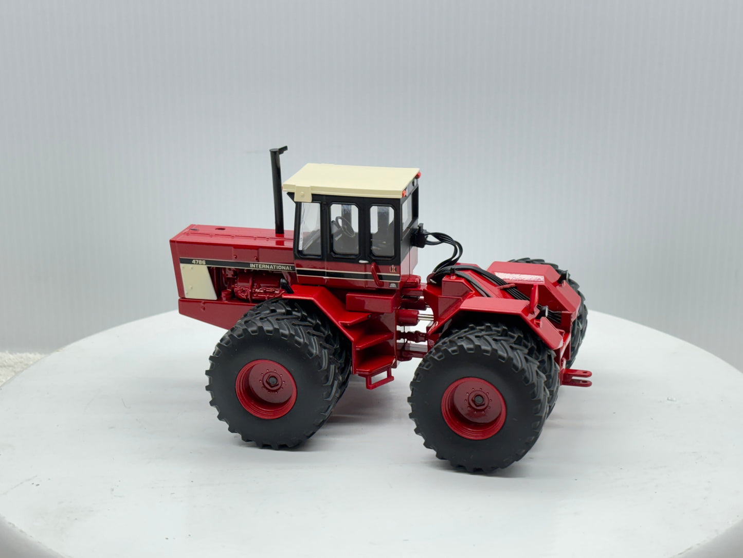 1/32 International 4786 NFTS