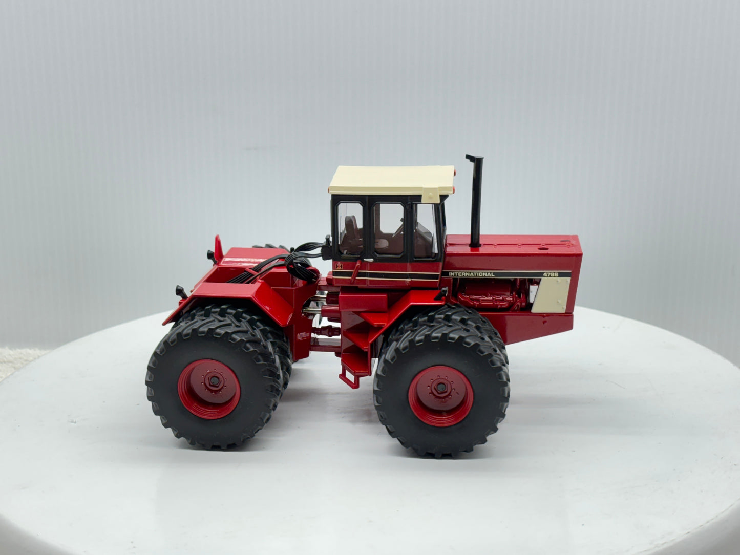 1/32 International 4786 NFTS