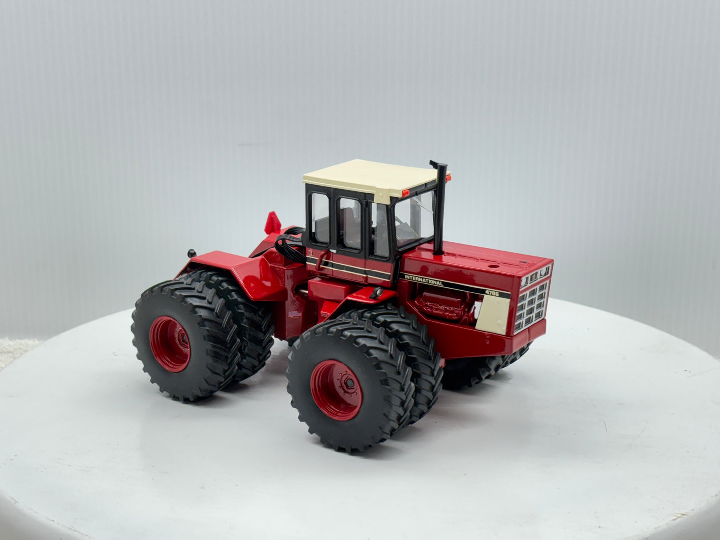 1/32 International 4786 NFTS