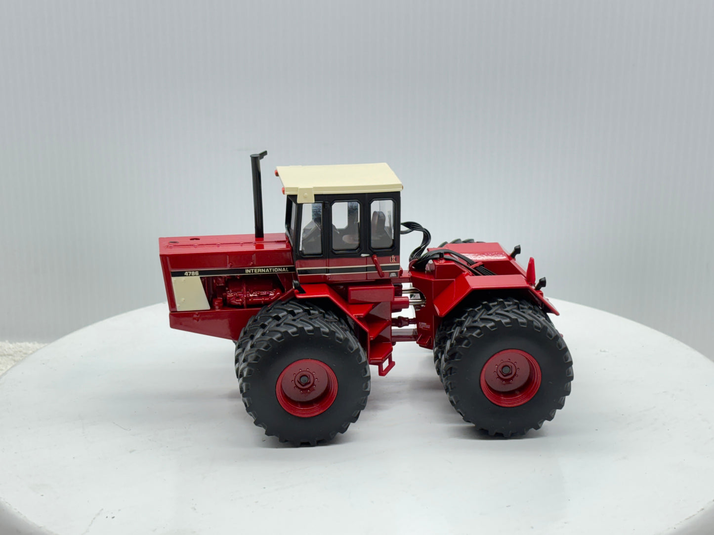 1/32 International 4786 NFTS