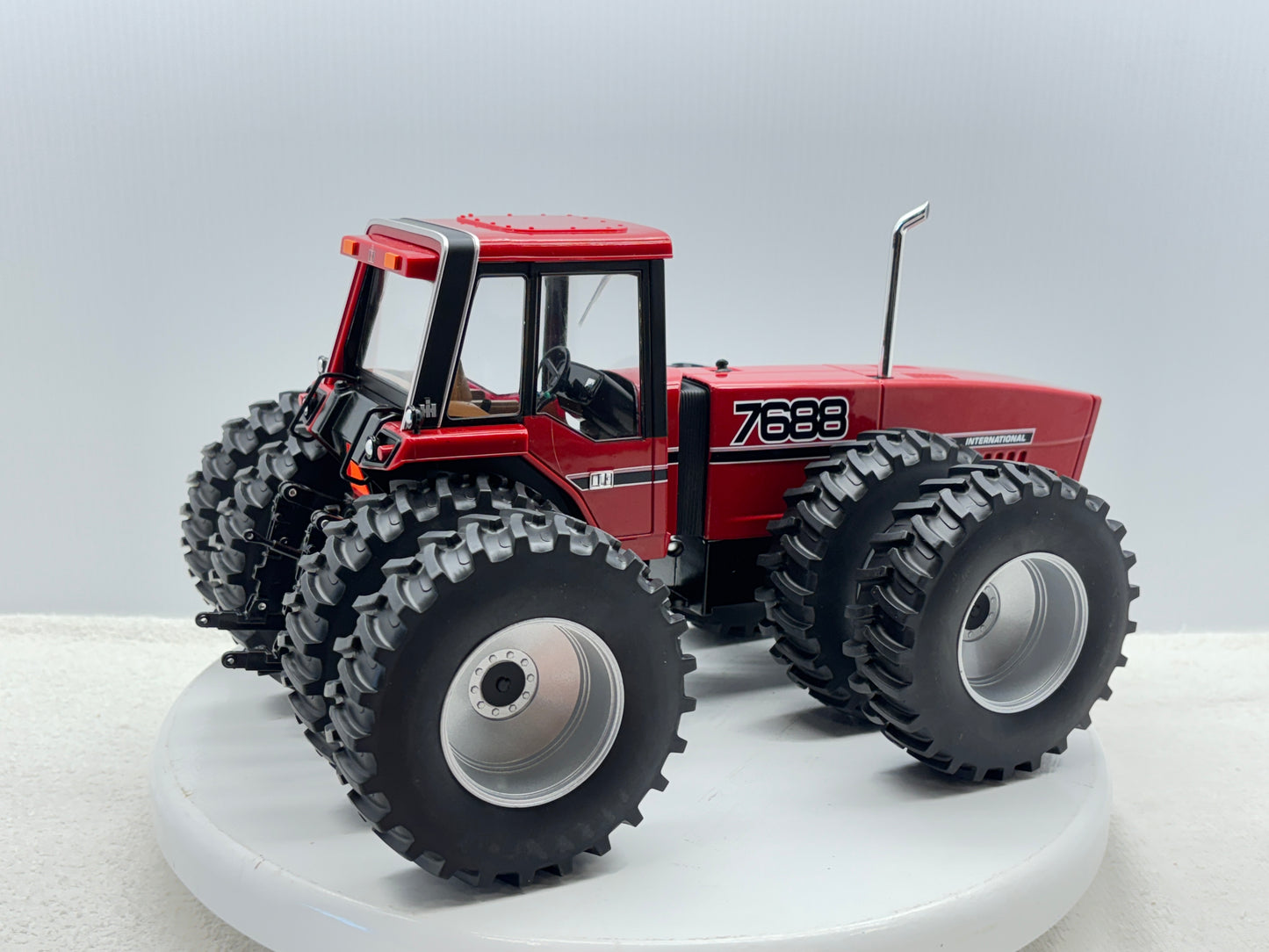 1/16 International 7688
