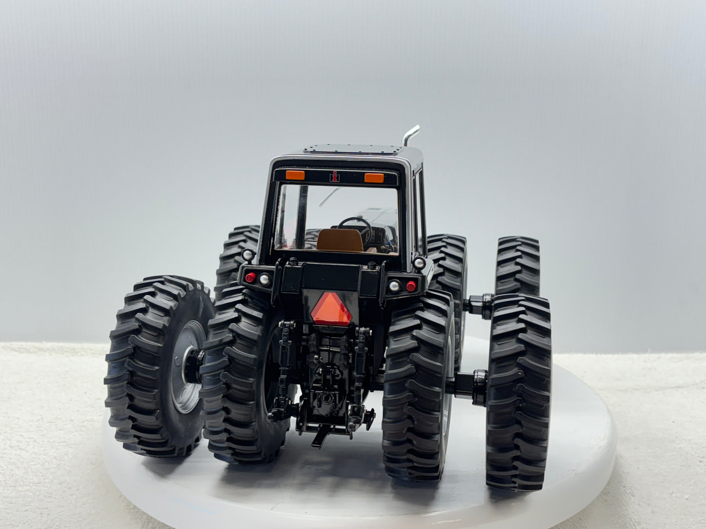 1/16 International 7688 Black