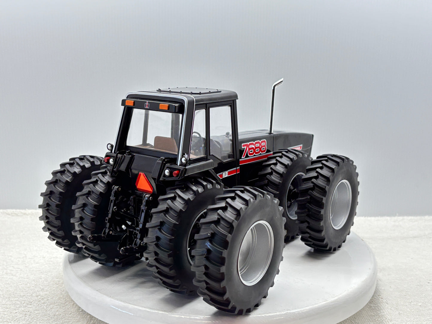 1/16 International 7688 Black