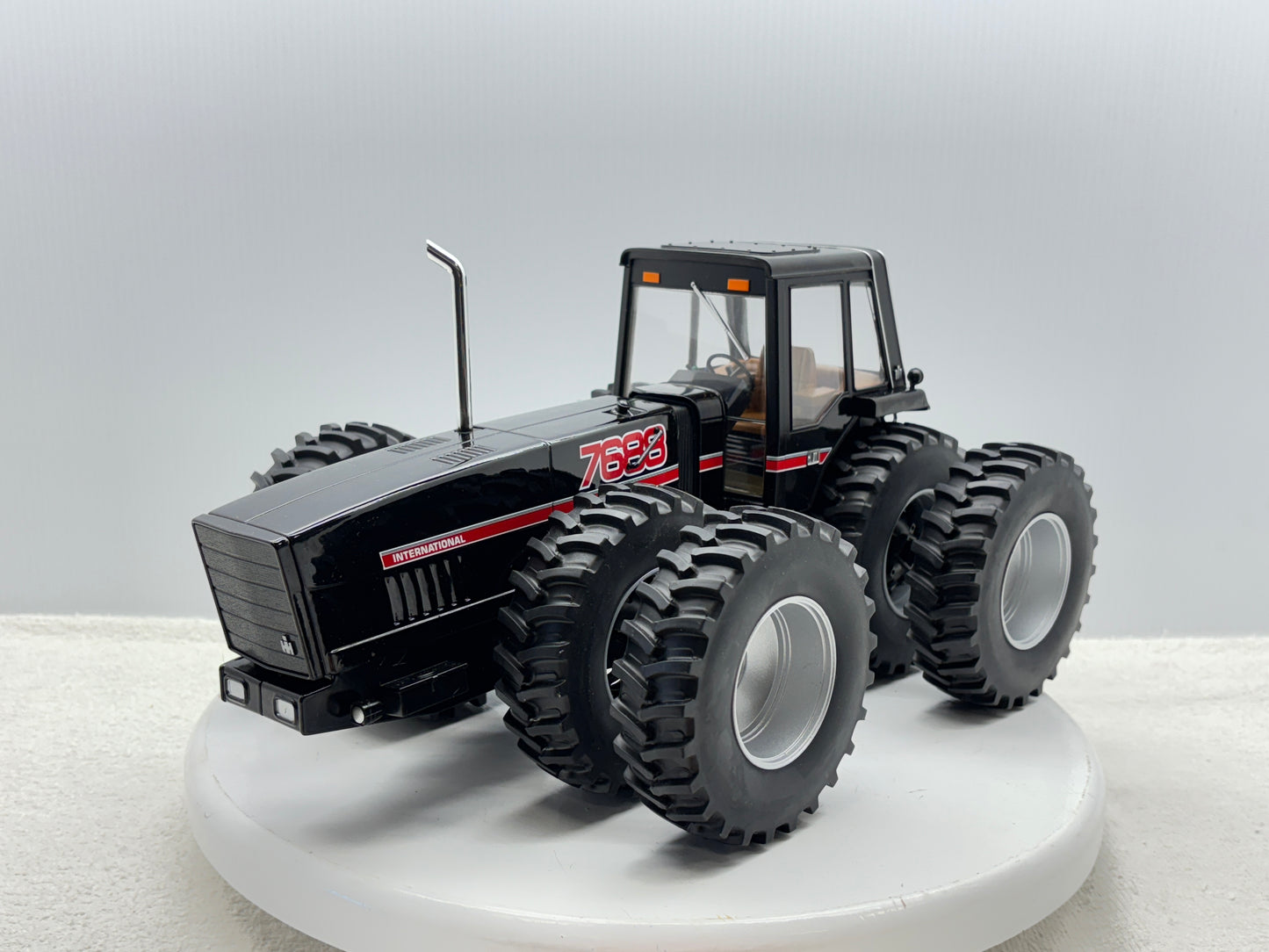 1/16 International 7688 Black