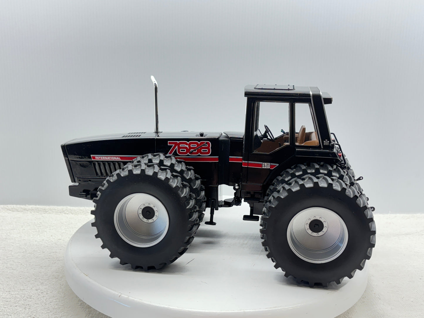 1/16 International 7688 Black