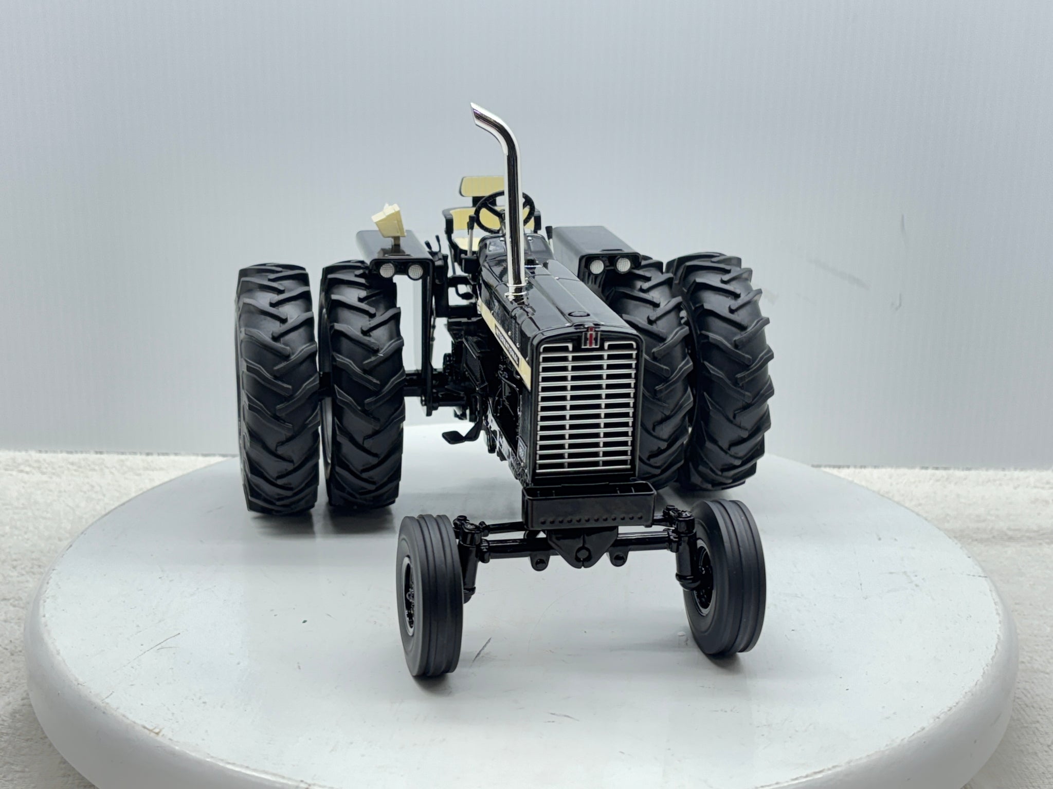 1/16  International 856 Black