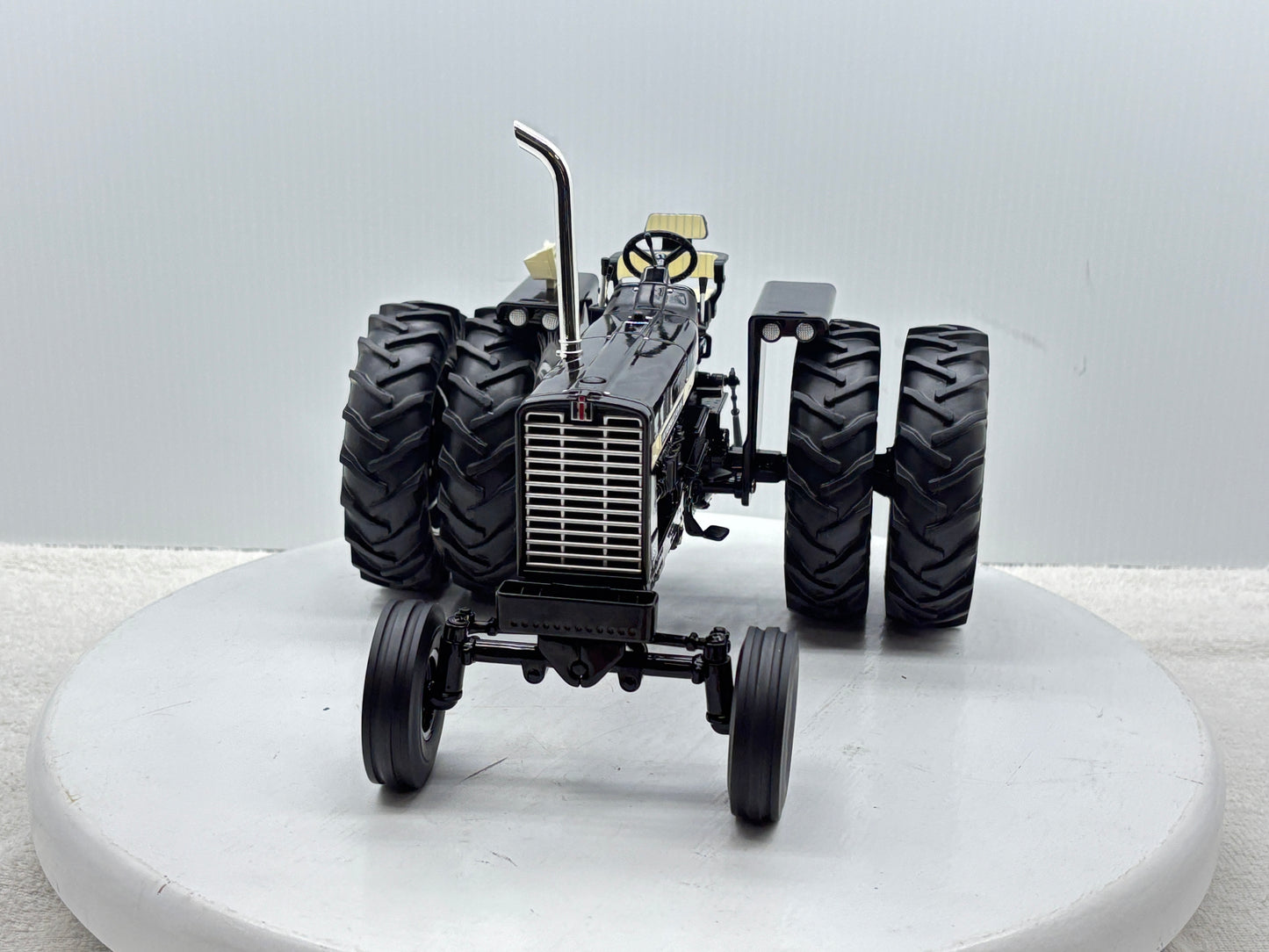 1/16  International 856 Black