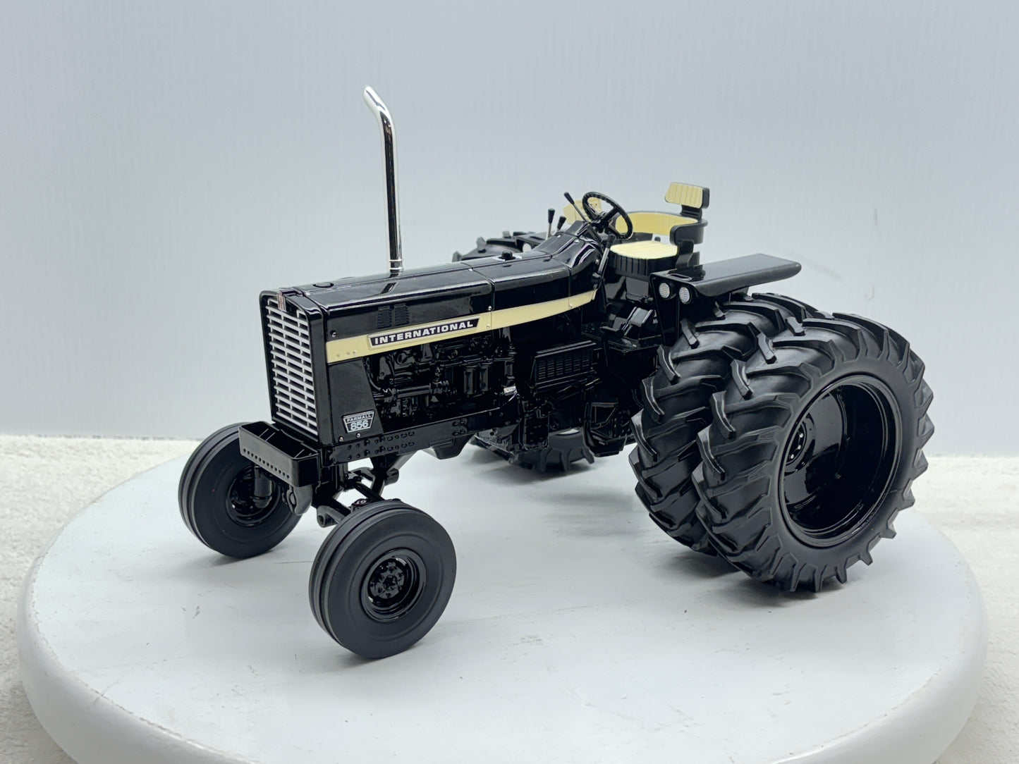 1/16  International 856 Black