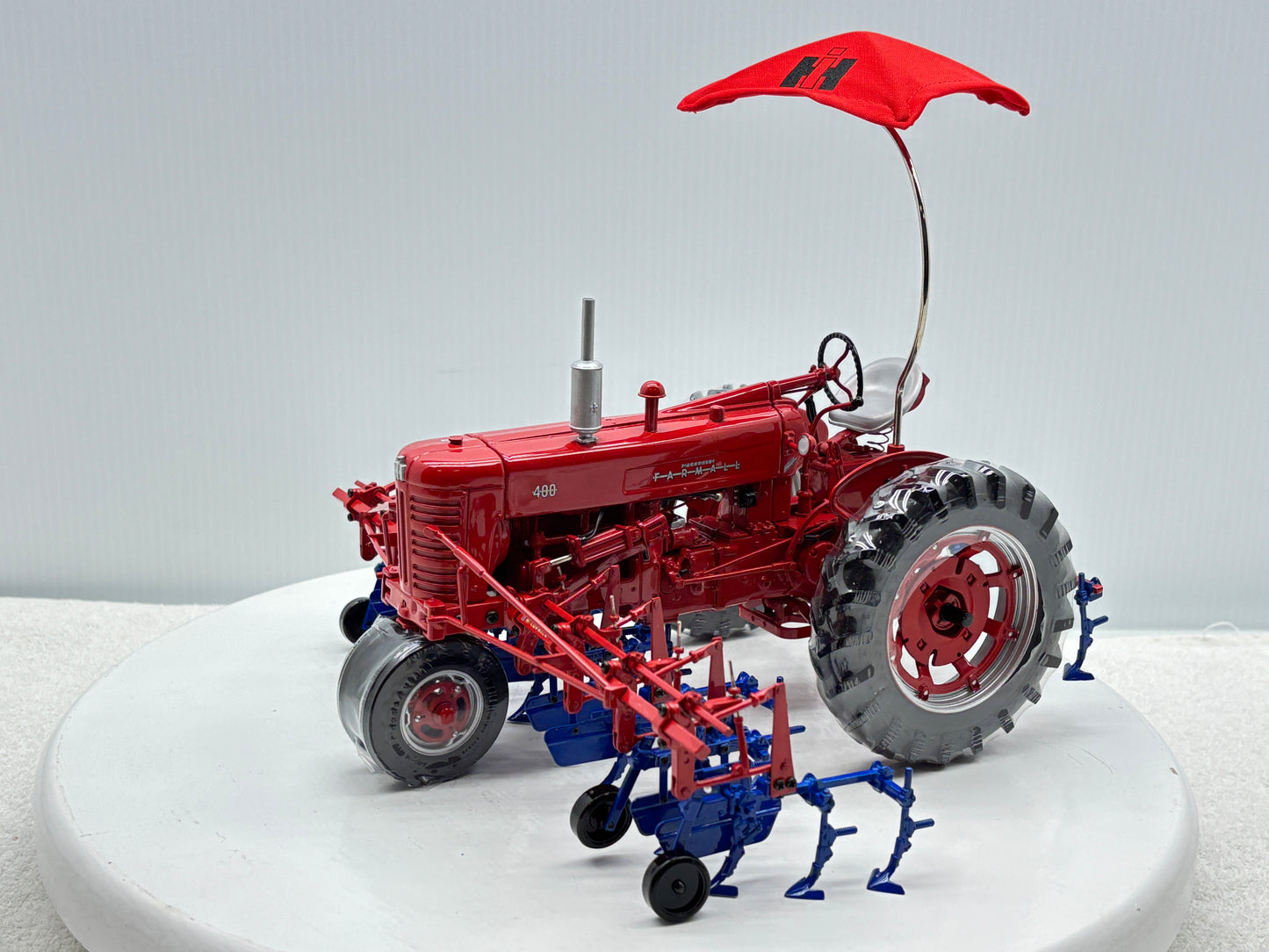 1/16 International Farmall 400 with Cultivator