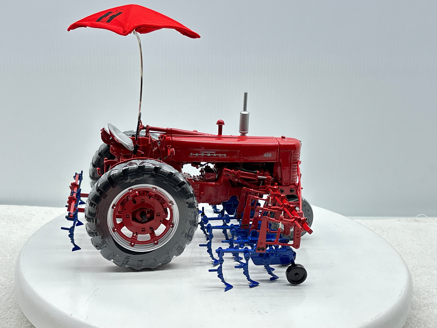 1/16 International Farmall 400 with Cultivator