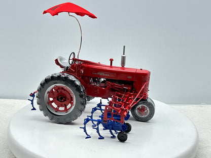 1/16 International Farmall 400 with Cultivator