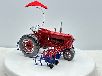 1/16 International Farmall 400 with Cultivator