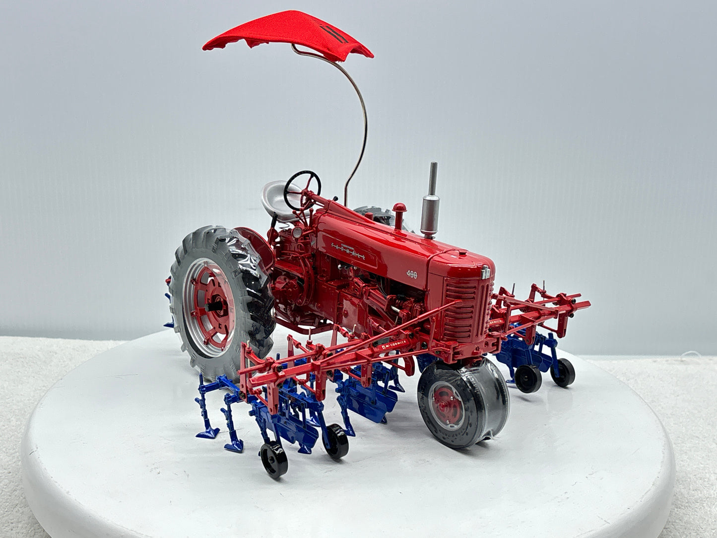 1/16 International Farmall 400 with Cultivator