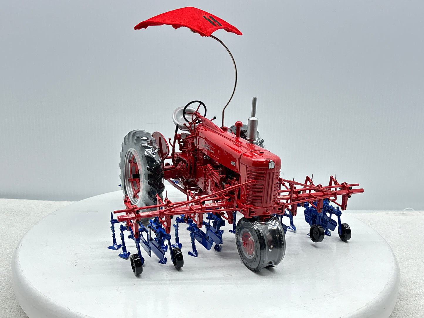 1/16 International Farmall 400 with Cultivator