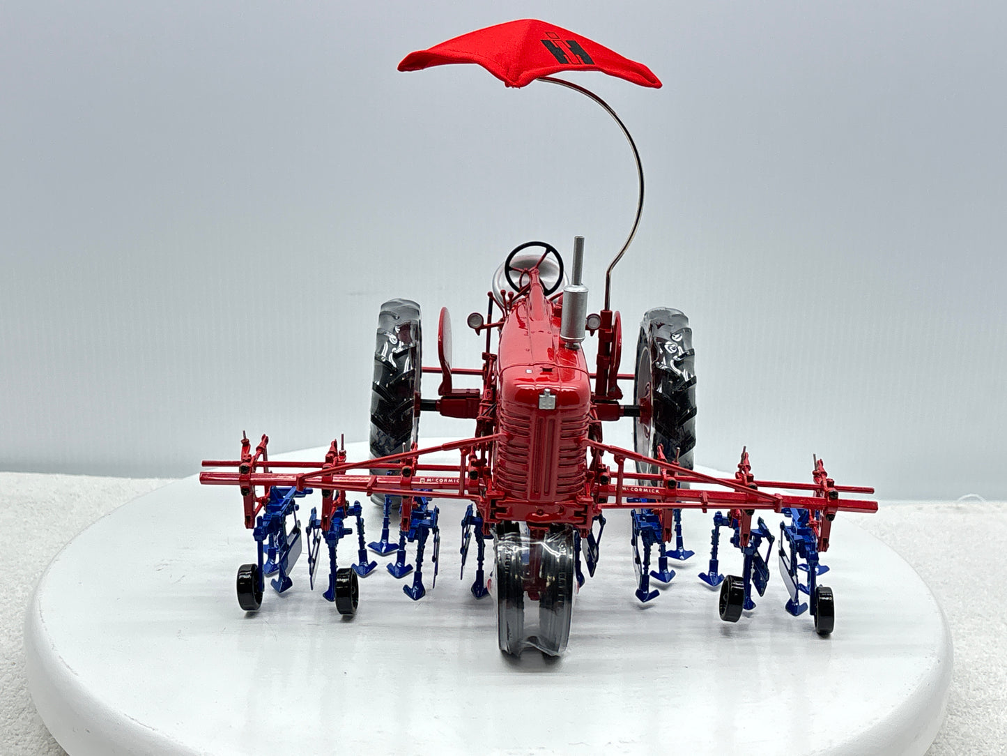 1/16 International Farmall 400 with Cultivator
