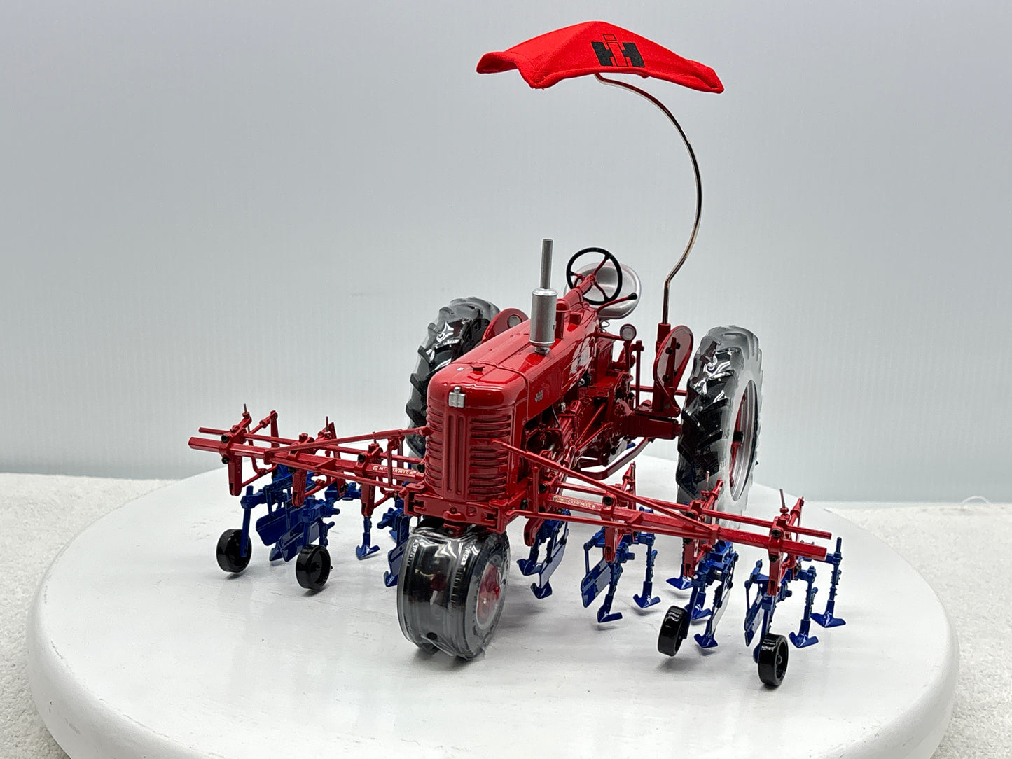 1/16 International Farmall 400 with Cultivator