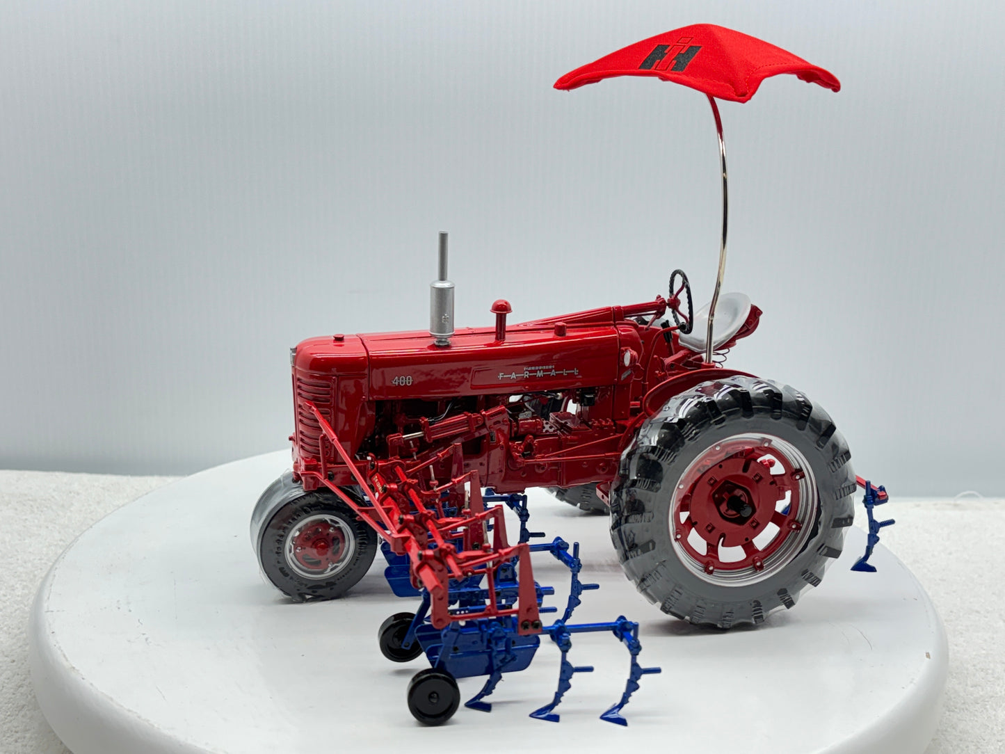 1/16 International Farmall 400 with Cultivator