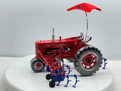 1/16 International Farmall 400 with Cultivator