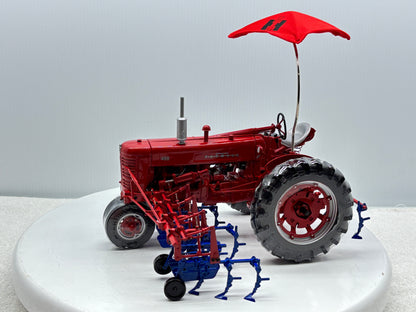 1/16 International Farmall 400 with Cultivator