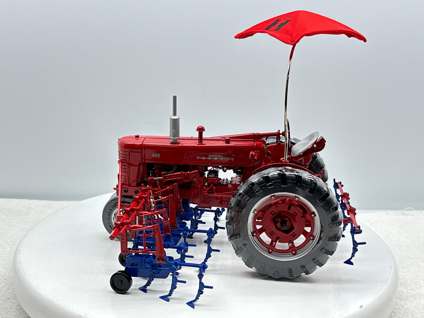 1/16 International Farmall 400 with Cultivator
