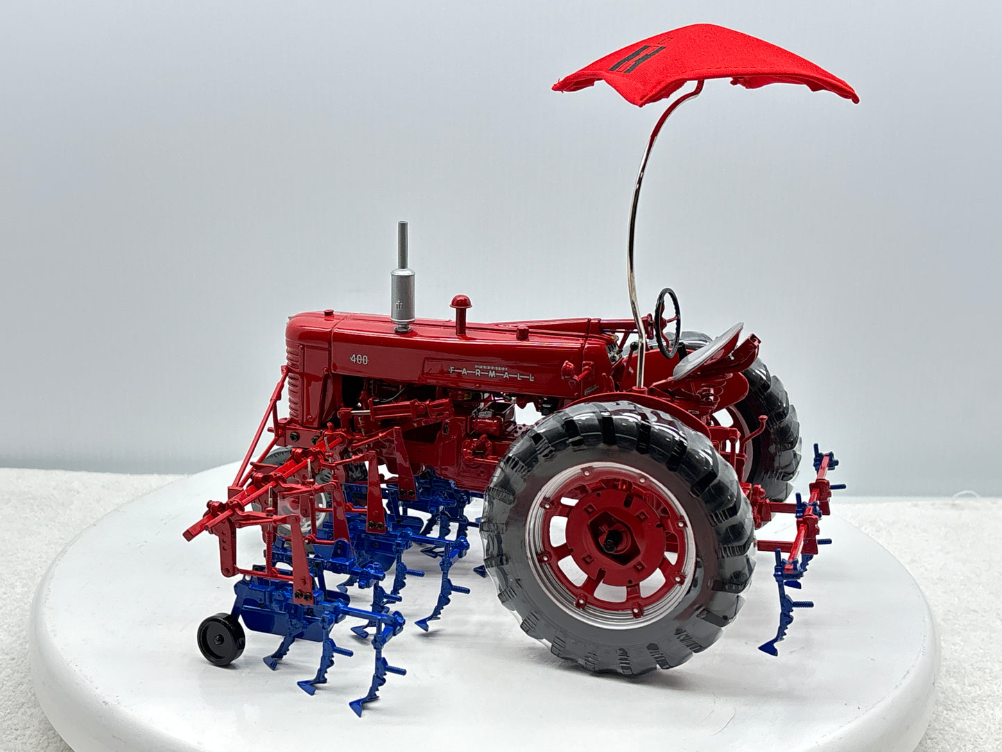 1/16 International Farmall 400 with Cultivator