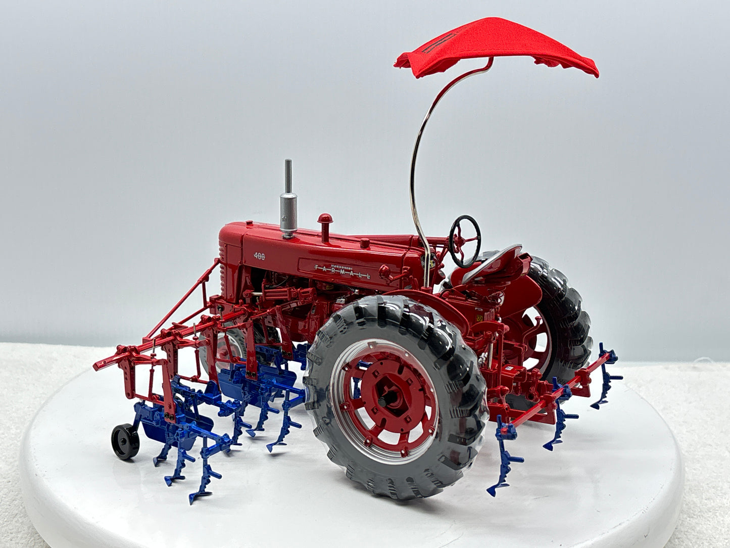 1/16 International Farmall 400 with Cultivator