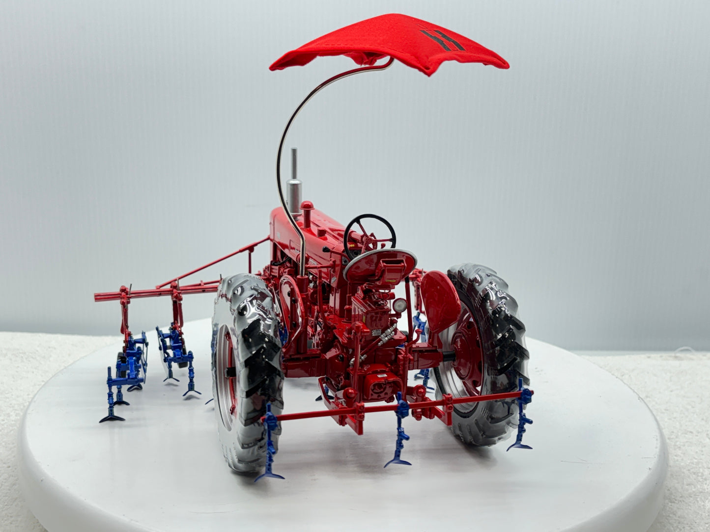 1/16 International Farmall 400 with Cultivator
