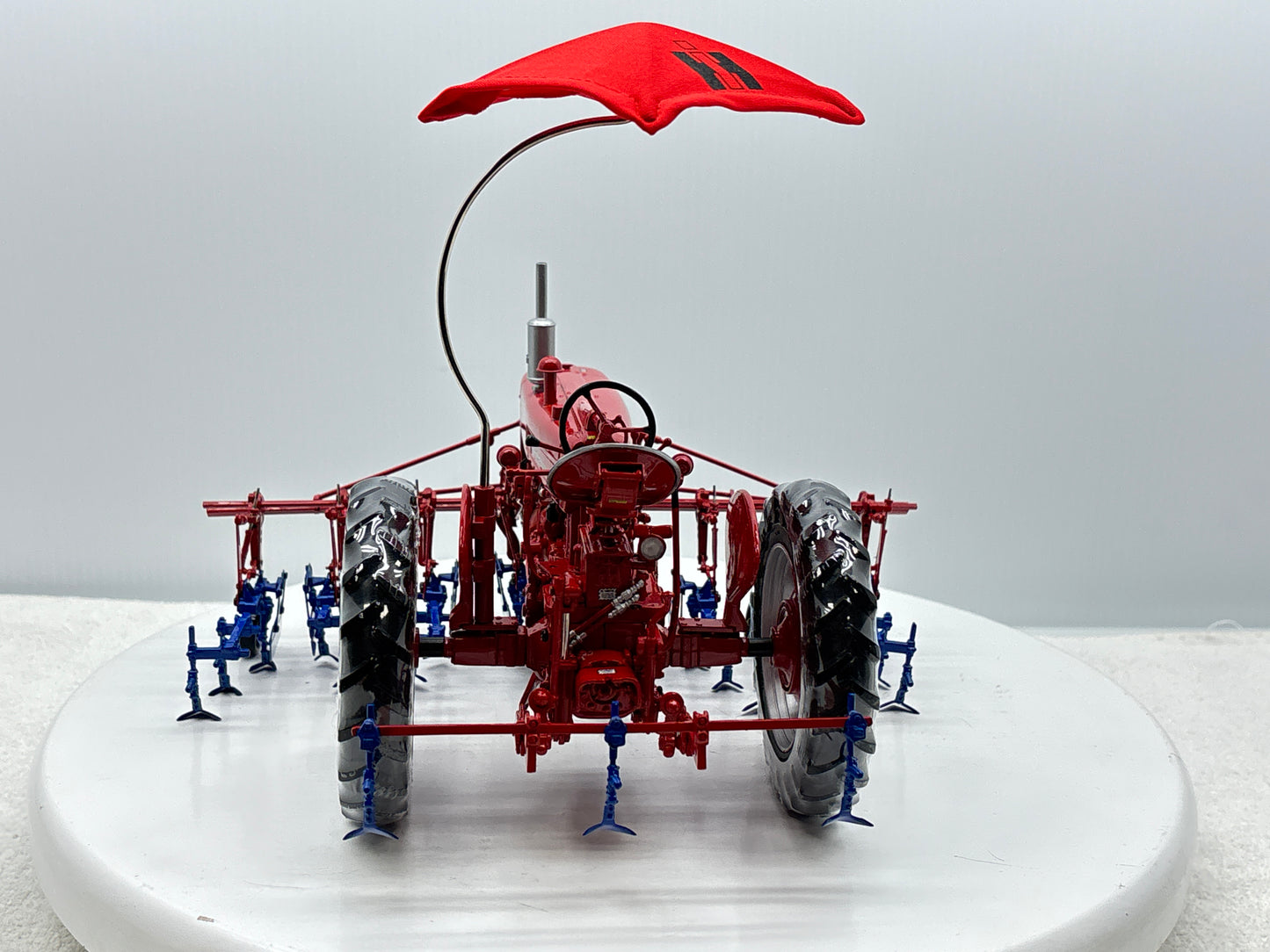 1/16 International Farmall 400 with Cultivator