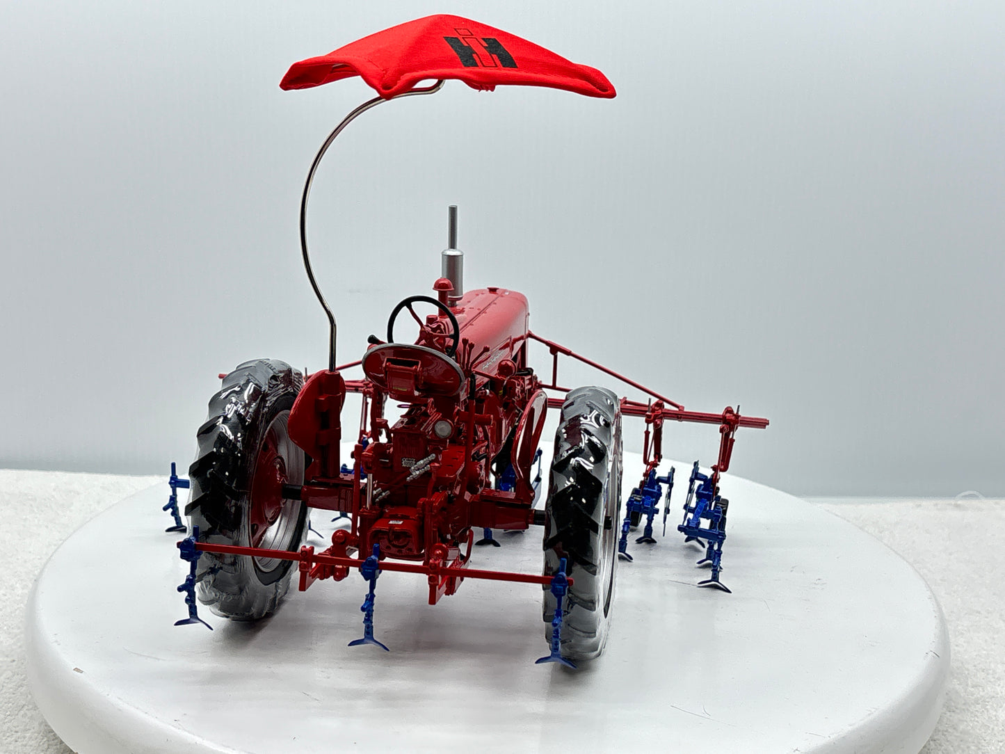 1/16 International Farmall 400 with Cultivator