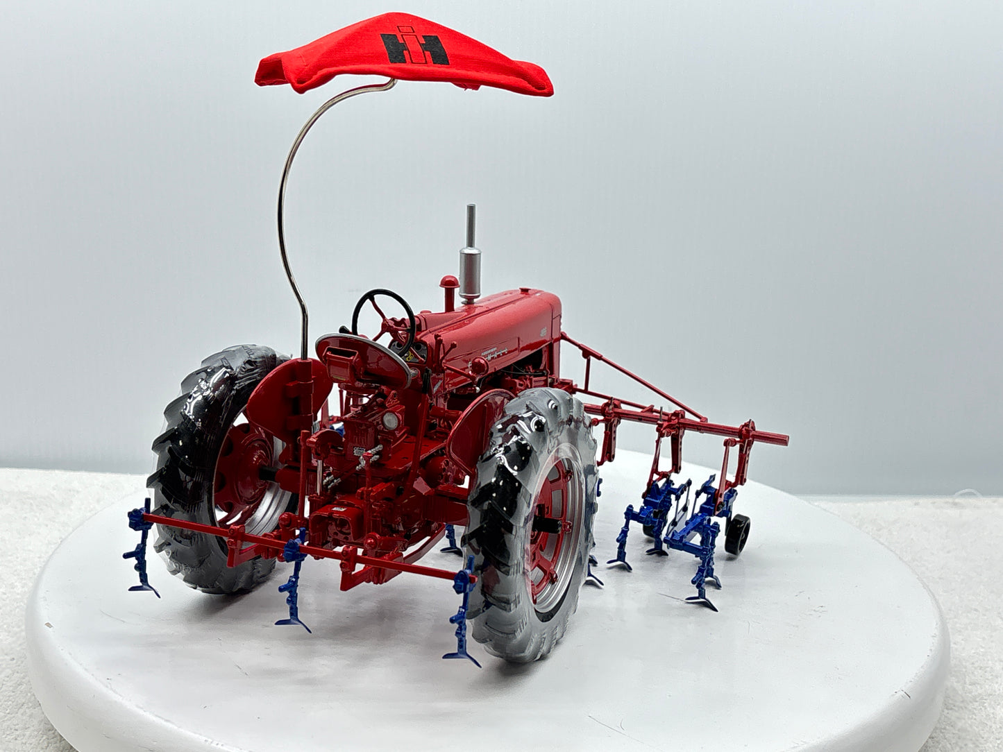 1/16 International Farmall 400 with Cultivator