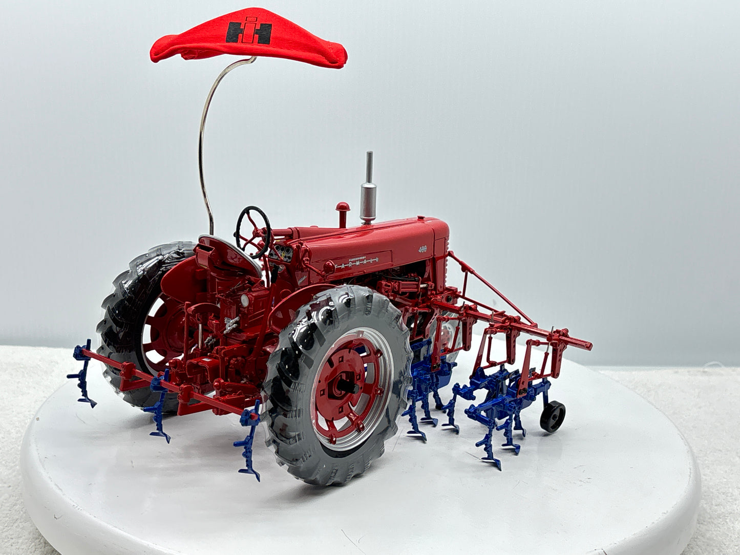 1/16 International Farmall 400 with Cultivator
