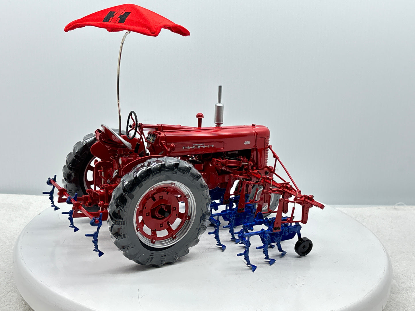 1/16 International Farmall 400 with Cultivator