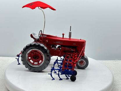 1/16 International Farmall 400 with Cultivator