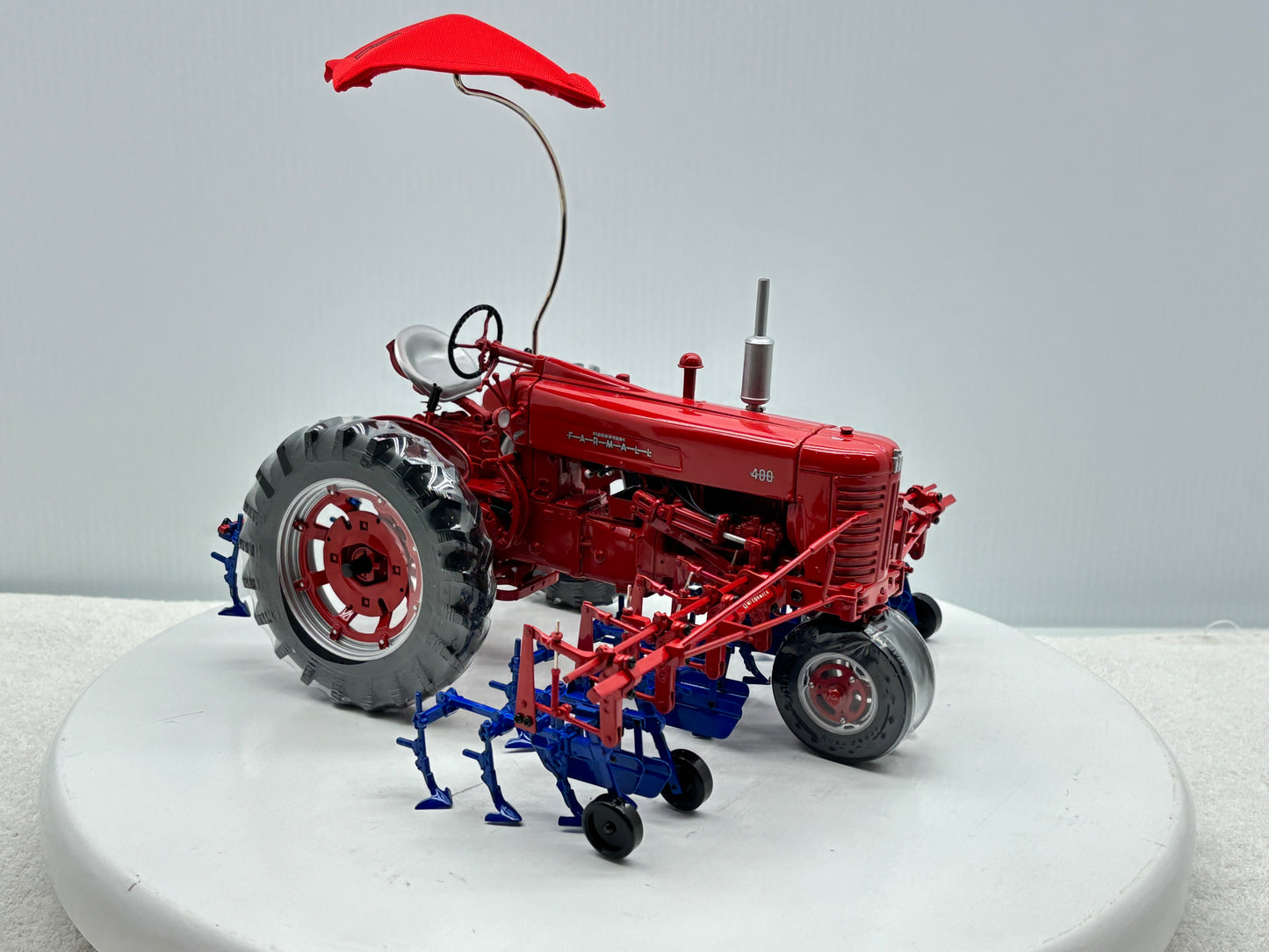 1/16 International Farmall 400 with Cultivator