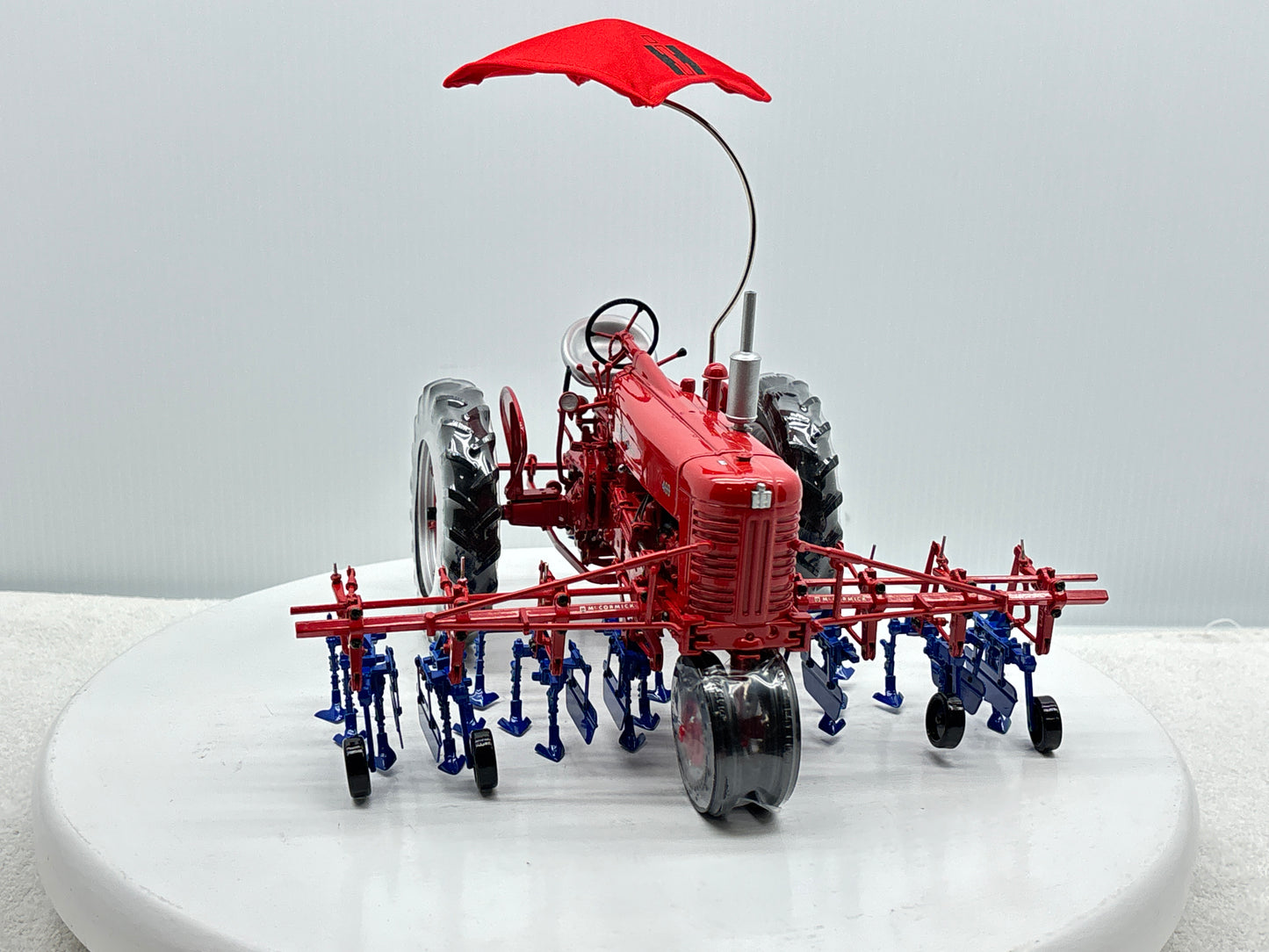 1/16 International Farmall 400 with Cultivator